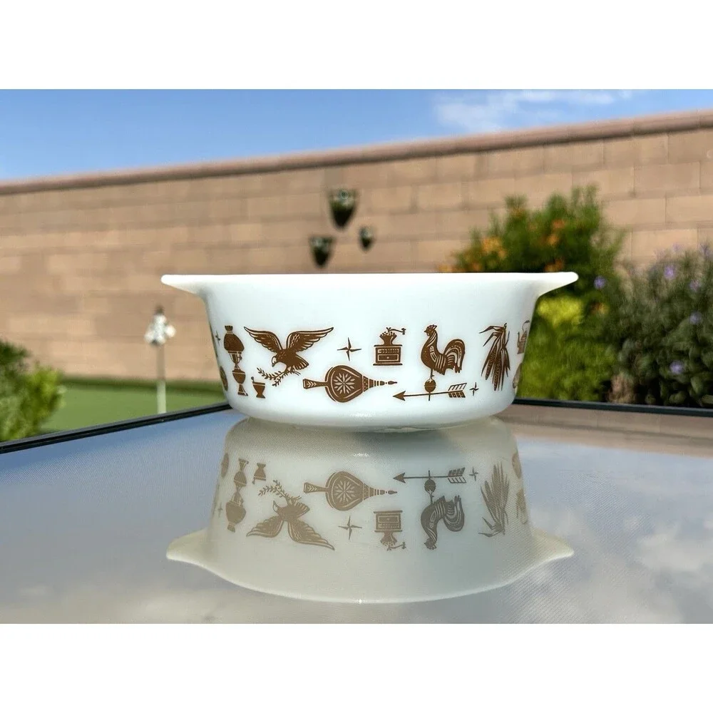 VTG PYREX Early American 1.5 Pint 472 Round Casserole Dish Milky White & Brown